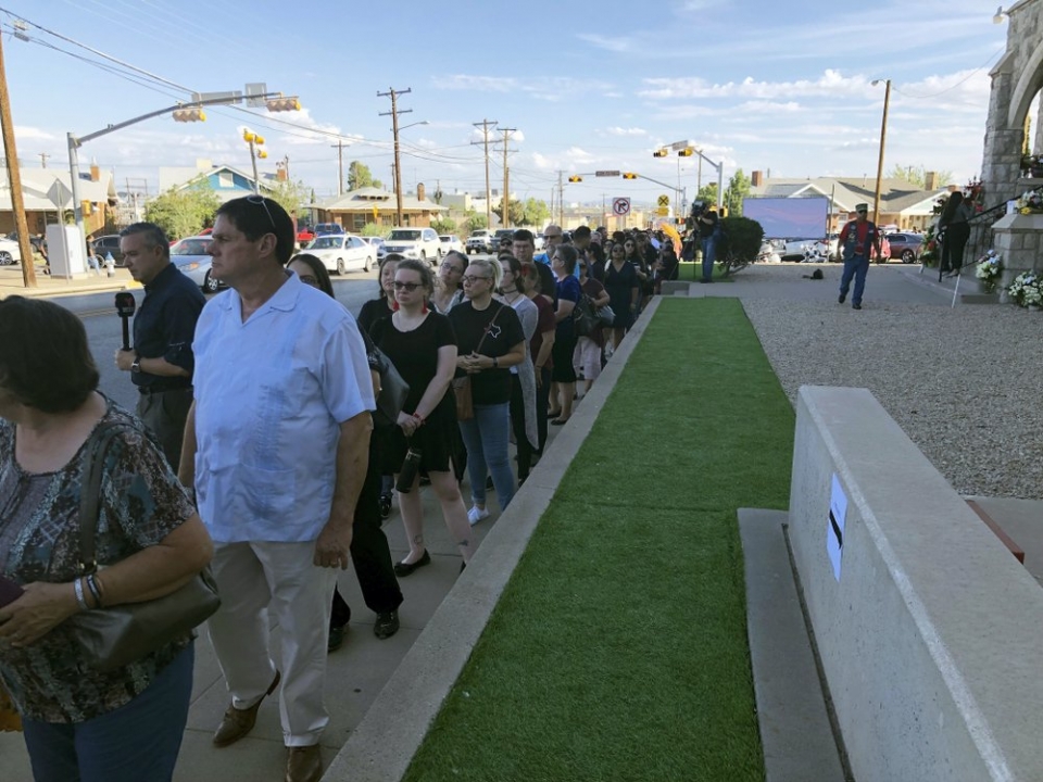 Hundreds come to honor El Paso victim after public invited