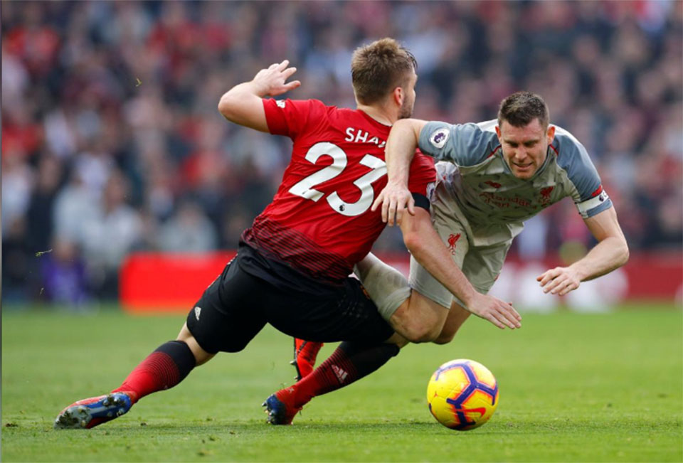 Liverpool go top with draw at injury-hit United