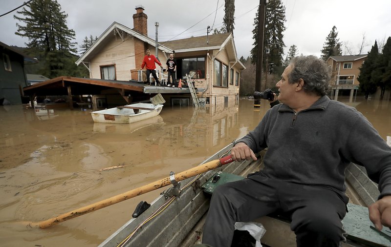California river floods 2,000 buildings in California