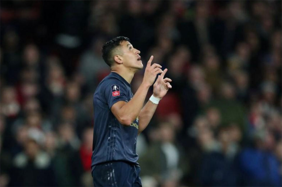 United's Sanchez returns to haunt Arsenal in Cup win