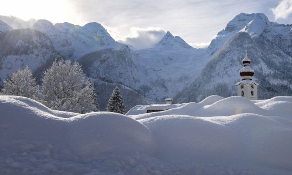 Austria avalanche kills 3; Ski patrollers killed in France