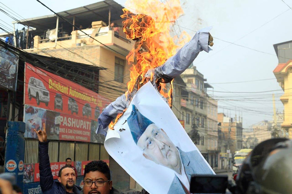 Nepal Student Union burns PM Oli's effigy in capital