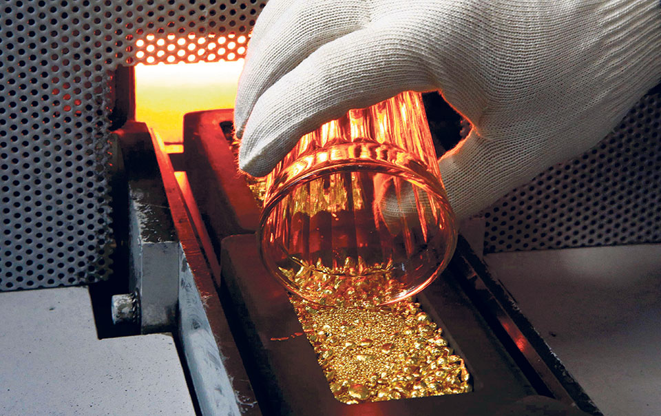 Gold price swells to Rs 62,200 a tola