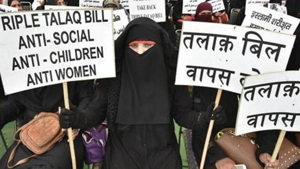 Triple talaq: India criminalises Muslim 'instant divorce'