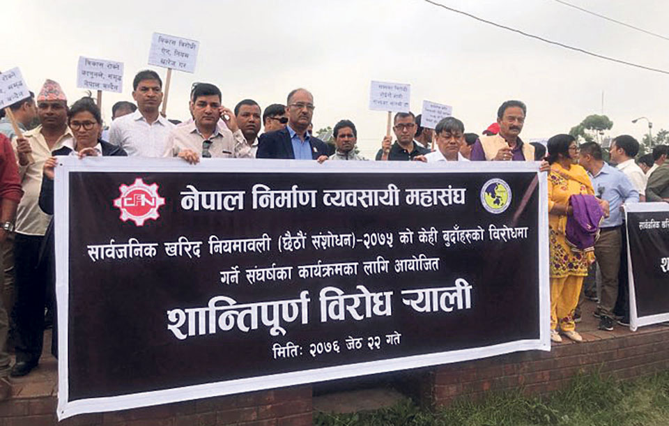 Civil contractors oppose law amendment, announce indefinite halt in work