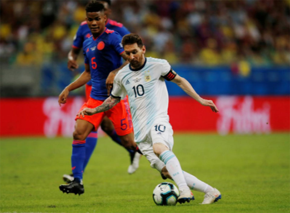 Martinez cracker helps Colombia past Argentina
