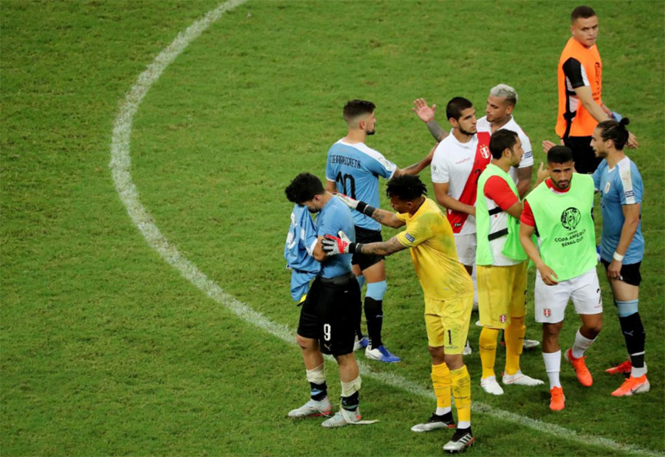 Suarez devastated as shootout miss sees Uruguay crash out of Copa