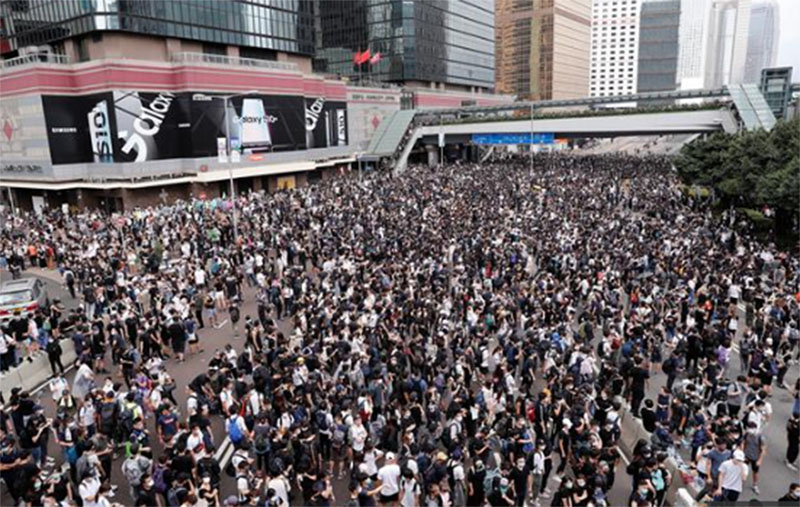 Hong Kong police fire rubber bullets as protests turn to violent chaos