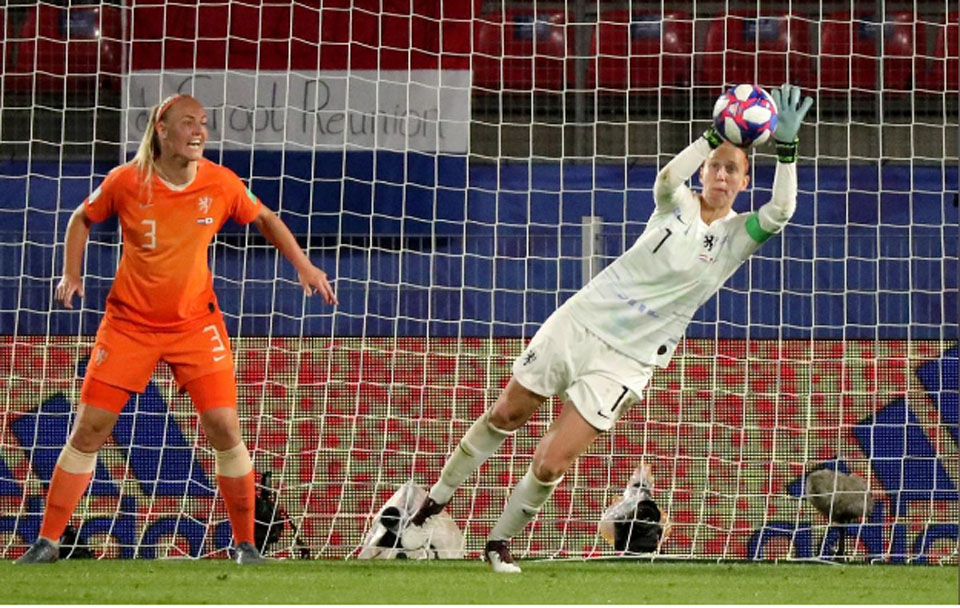 Martens sends Netherlands through to maiden quarter-finals