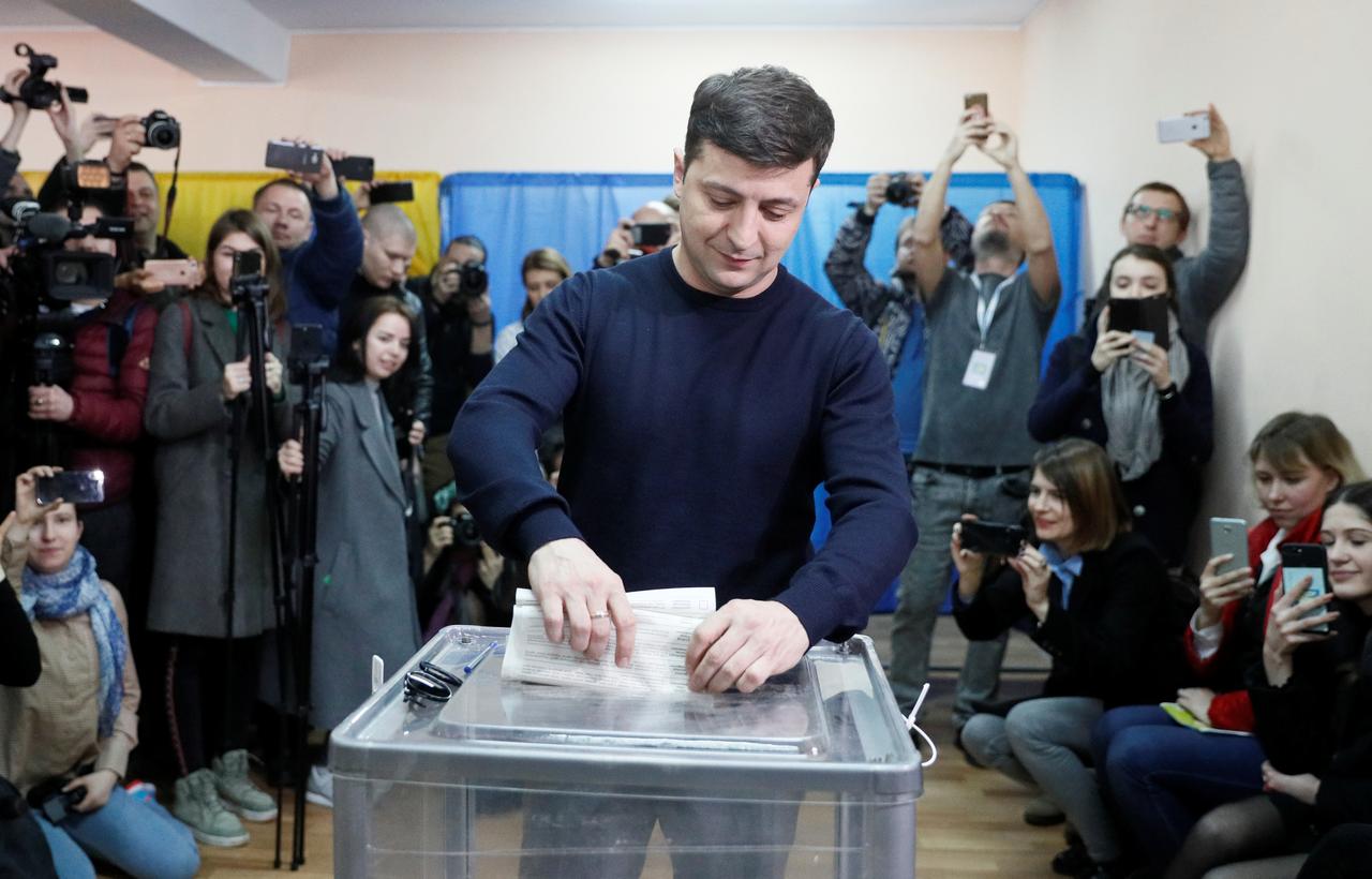 Comedian tipped to win in Ukraine presidential vote