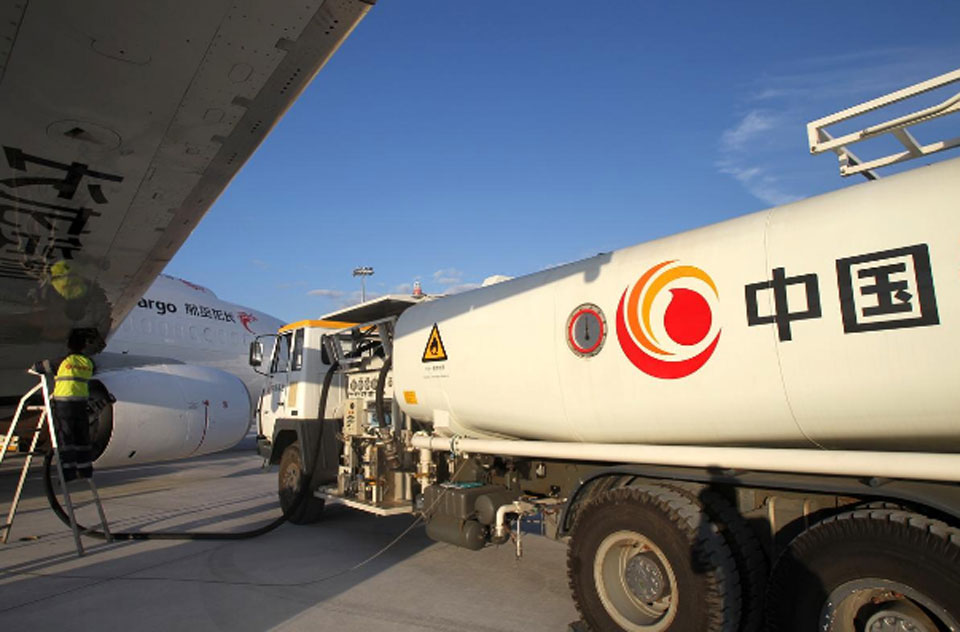 China plans to cut jet fuel prices to aid airlines, consumers