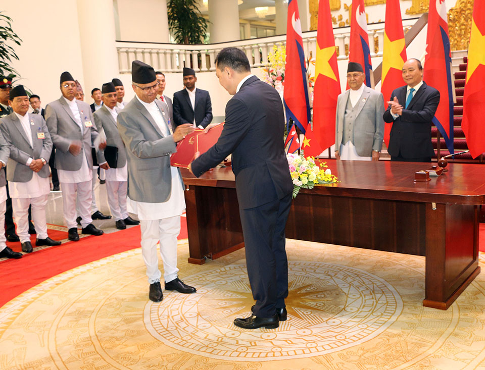 PM Oli holds meeting with Vietnamese PM Xuan Phuc