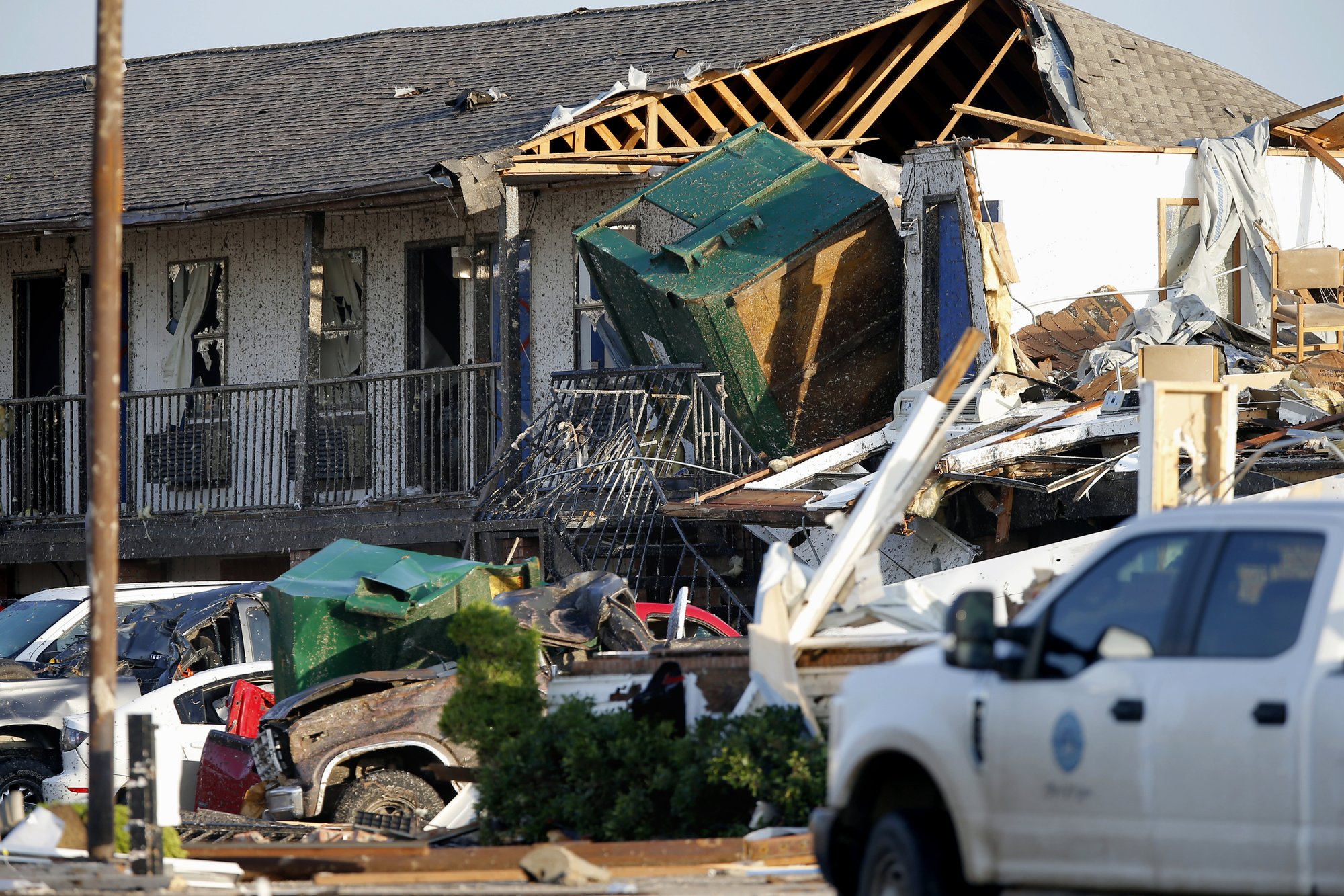 Tornadoes rake 2 Oklahoma cities, killing 2 and injuring 29