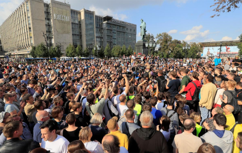 Russians demand free elections in Moscow, defying protest ban
