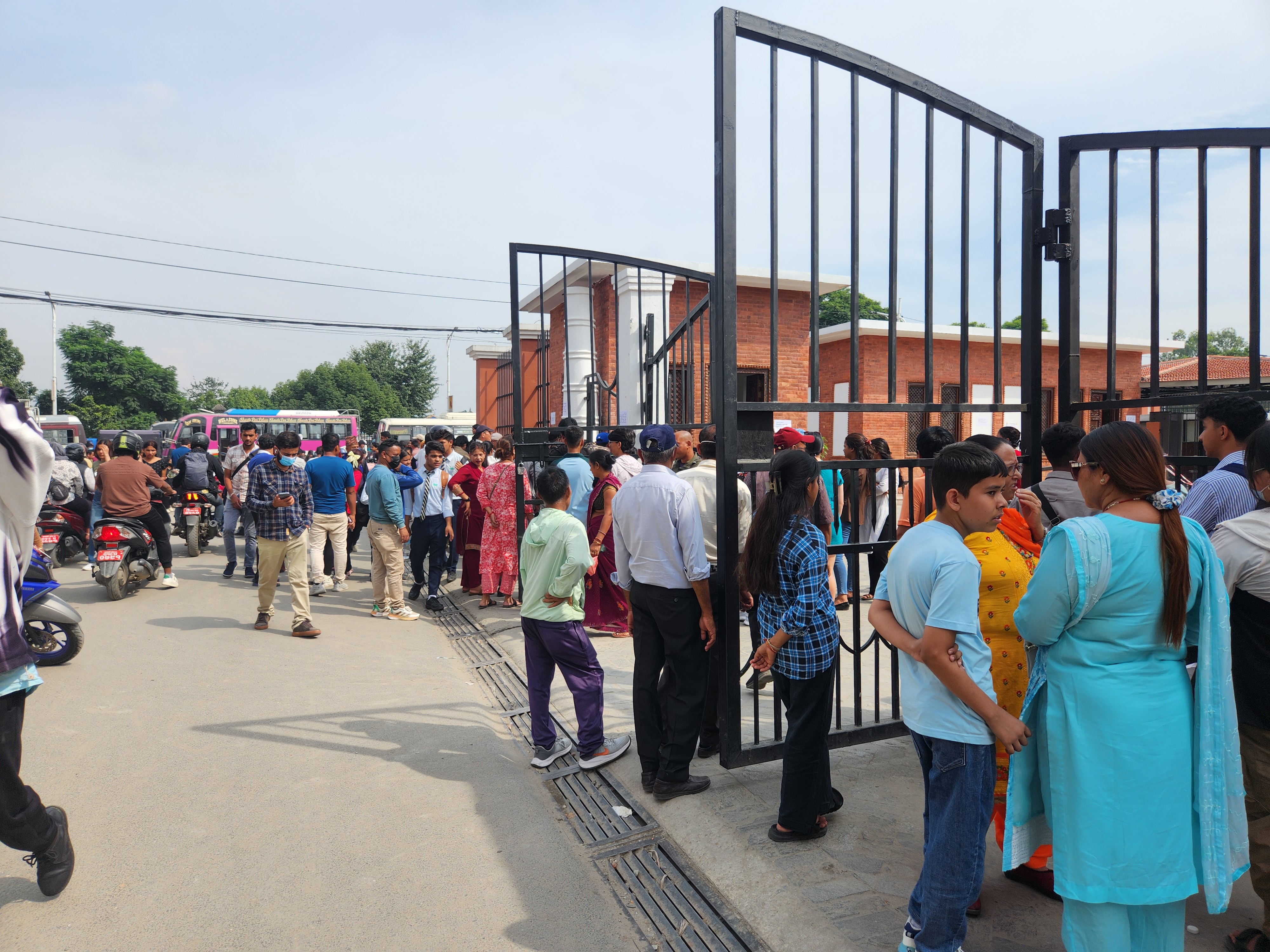 One week on, public still struggling to climb Dharahara