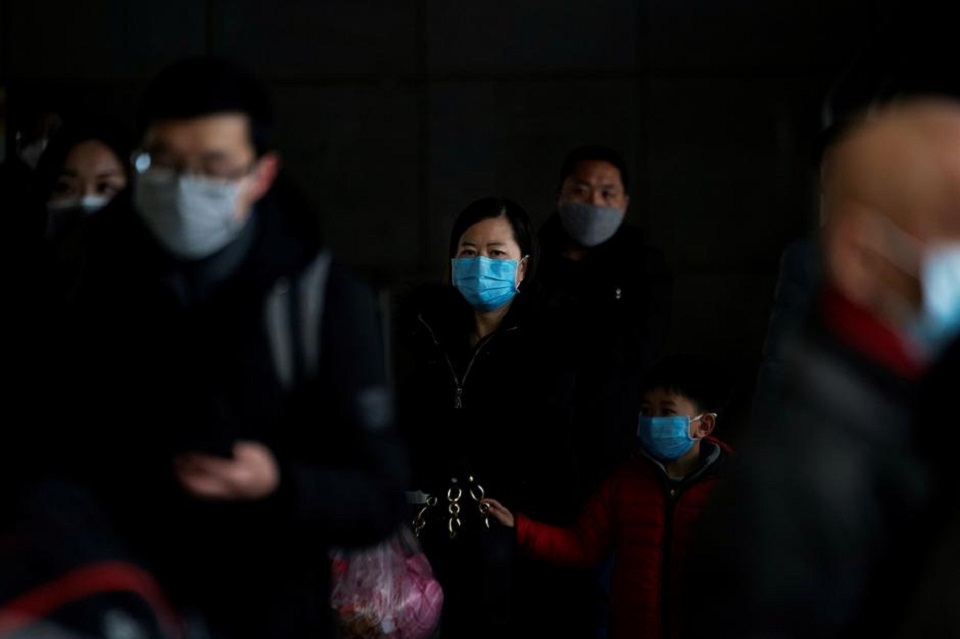 Coronavirus deaths top 800, surpassing SARS, as China heads back to work