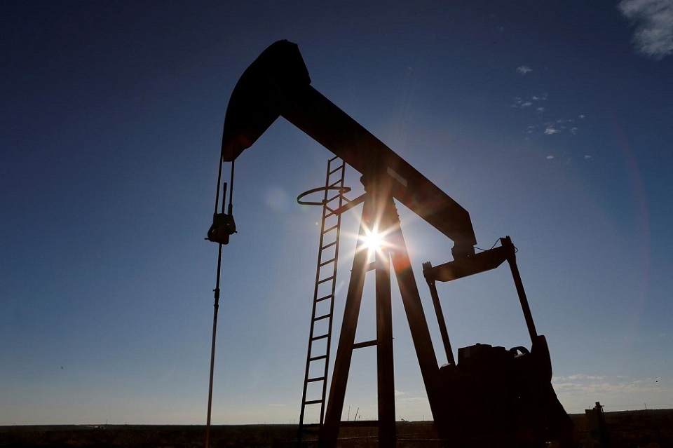 Oil prices bounce back, U.S. crude futures trade above zero