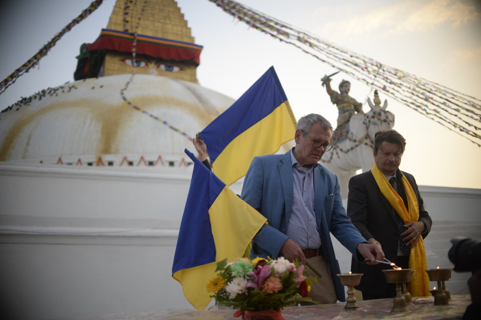 Nepalin diplomaattisen yhteisön jäsenet kokoontuvat Boudhanath Stupalle osoittamaan tukea Ukrainalle – myRepublica