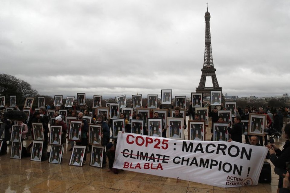 French activists use Macron portraits to urge climate action