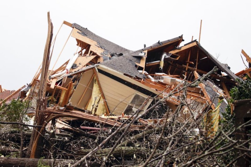 At least 5 dead as series of tornadoes strike Deep South