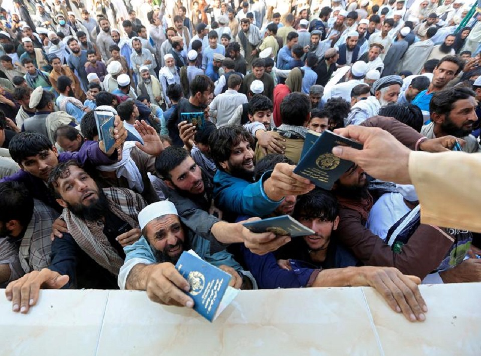 Afghans jostling for visas to Pakistan spark stampede, killing 15