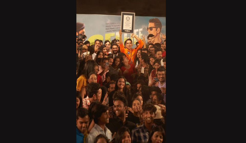 Bollywood star Akshay Kumar smashes selfie record The Rock once held