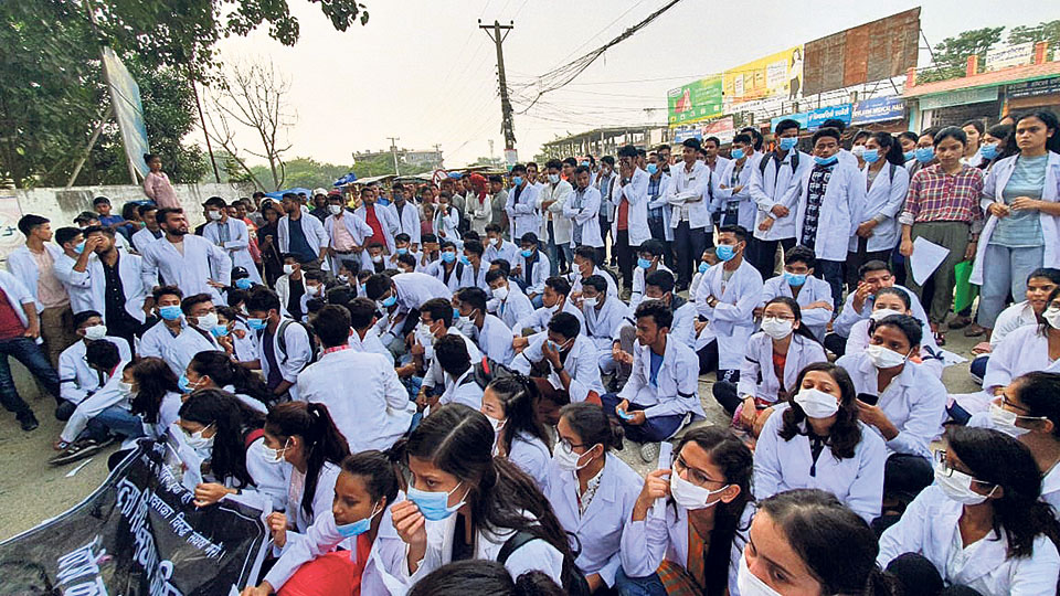 Students padlock Bhairahawa-based Universal Medical College