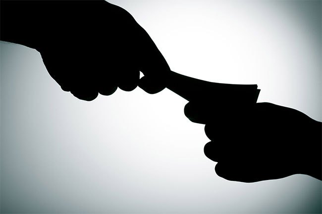 Govt staffers held for bribery