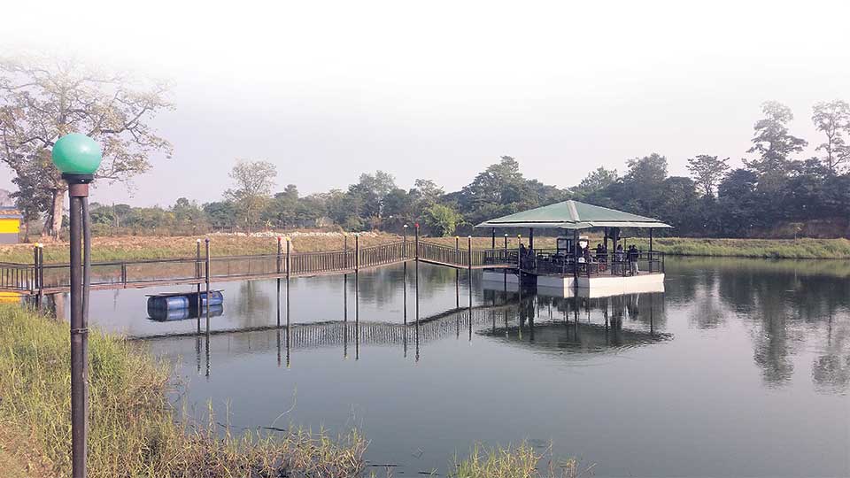 New resort offers fine dining in a pond