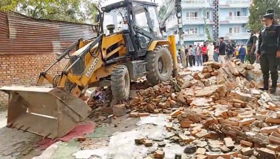 KMC removes illegal structures built in Anamnagar area