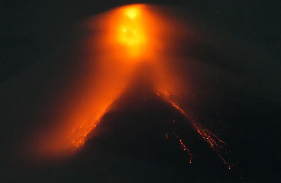 Lava pours from crater of Philippines’ Mayon Volcano, thousands warned to be ready to flee