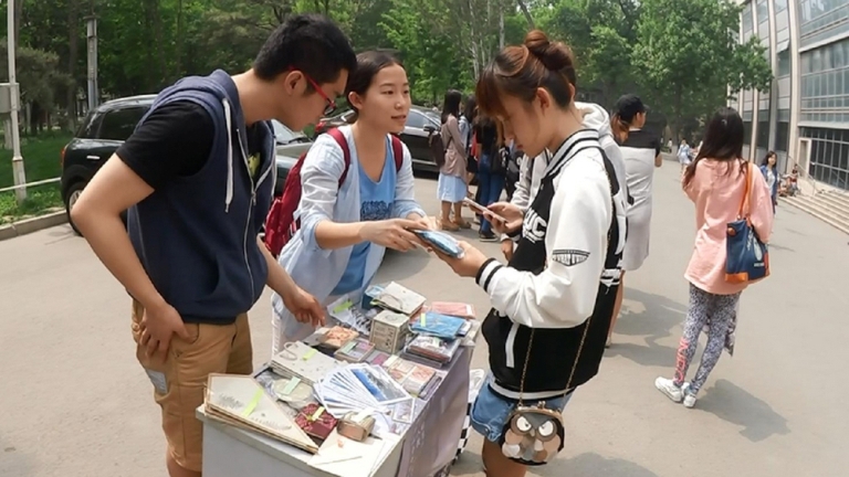 Chinese students helping quake victims