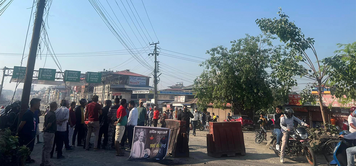 Protestors obstruct vehicular movement in Chitwan demanding arrest of those involved in Kandel’s suicide case