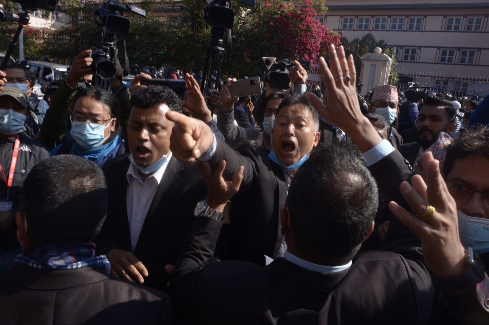 Police uses force to disperse agitating lawyers from SC premises