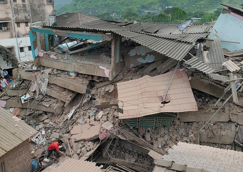 At least 100 feared trapped in building collapse south of Mumbai