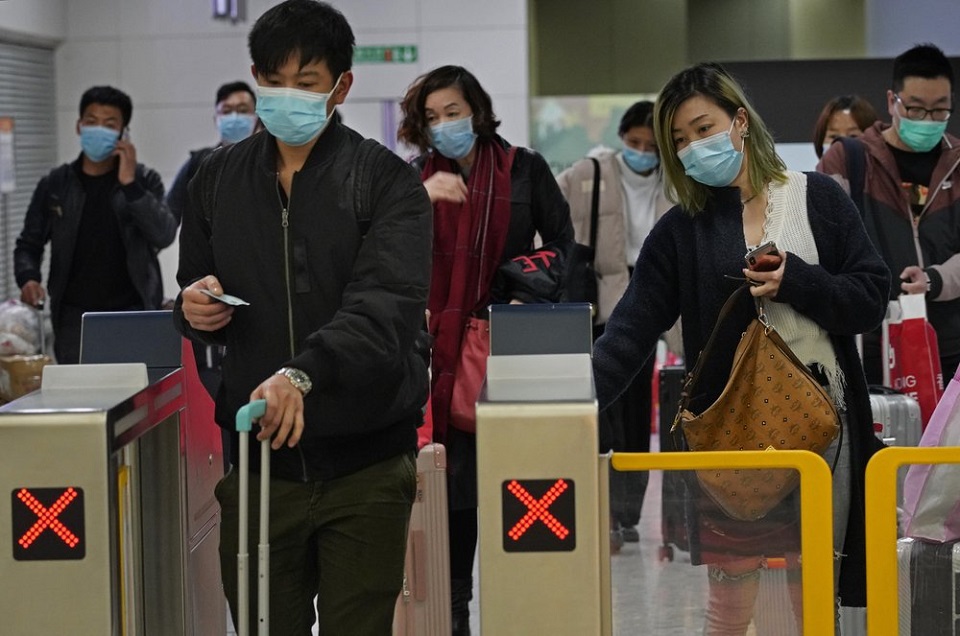 Hong Kong halts trains from mainland China as virus spreads