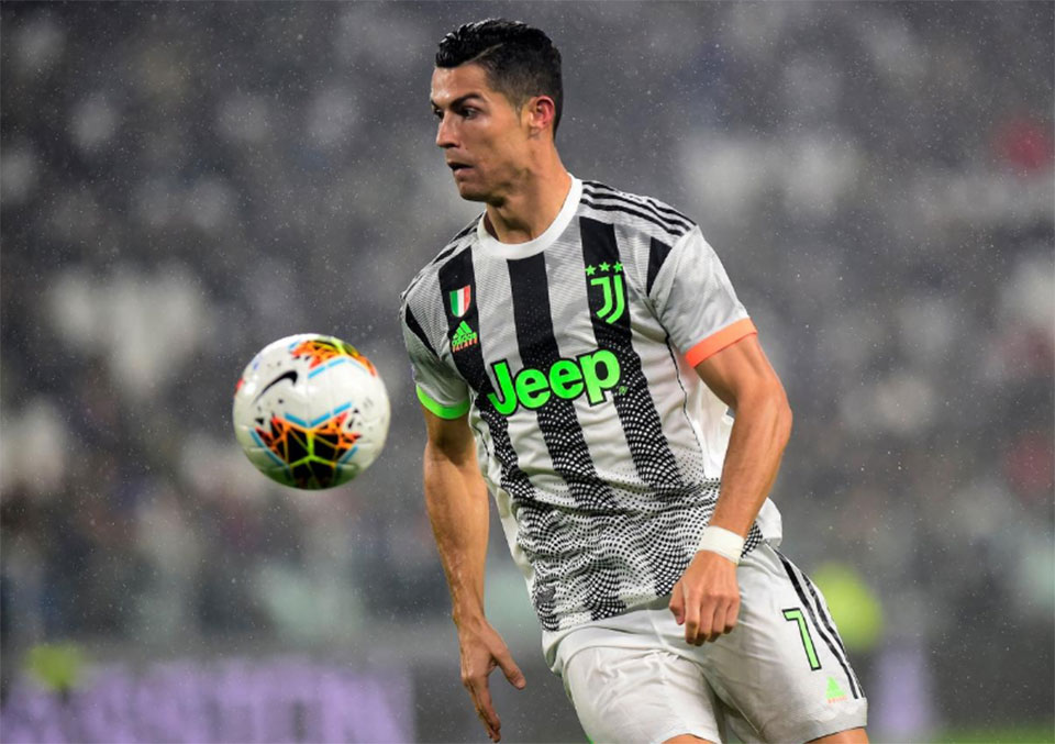 Ronaldo's controversial last-gasp penalty sinks 10-man Genoa