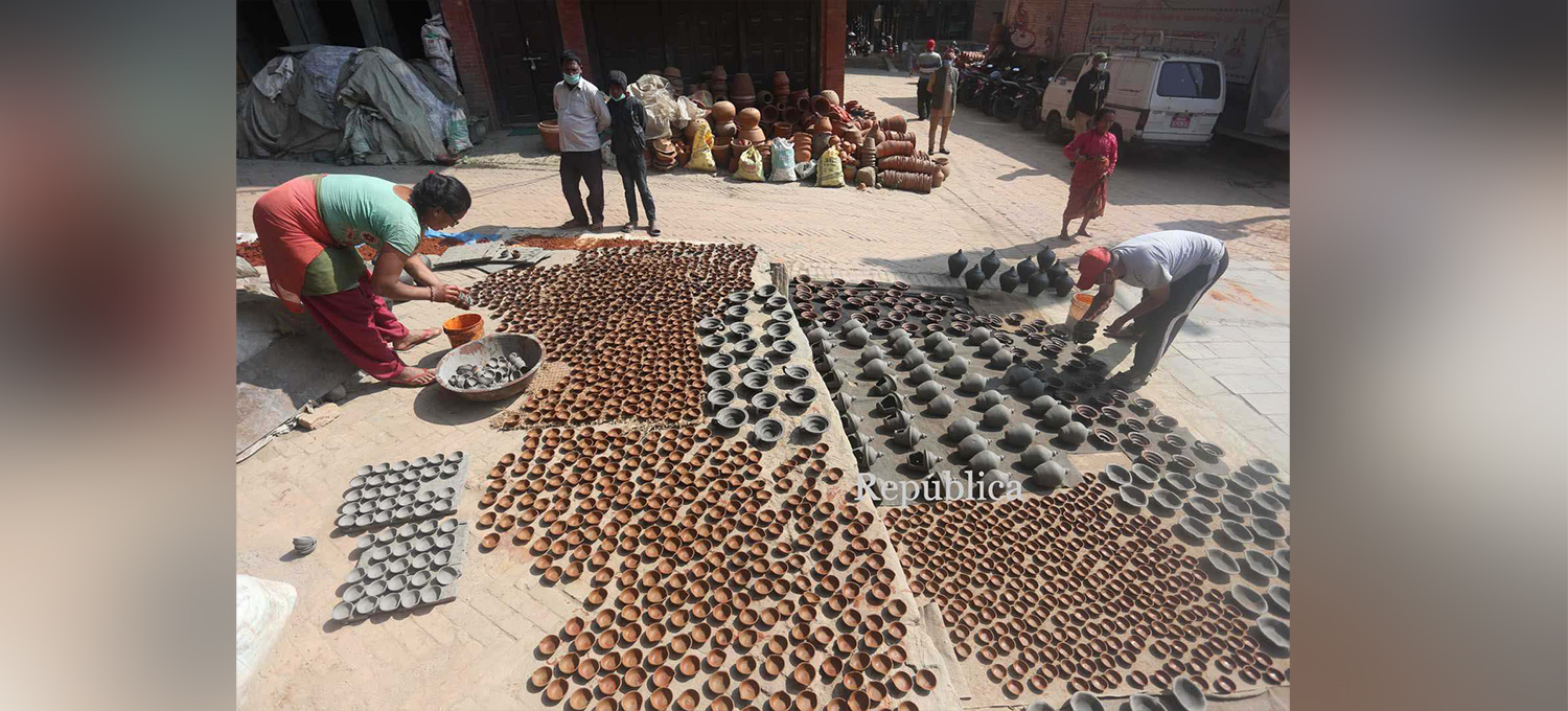PHOTOS: Potters making earthen lamps targeting festival of light