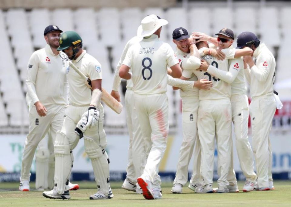 South Africa are bowled out for 183 and trail England by 217 runs