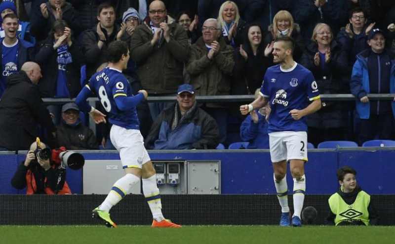 Everton can bank on home form to beat Chelsea, says Schneiderlin