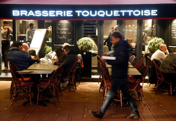 France closes shops, restaurants, tells people to stay home