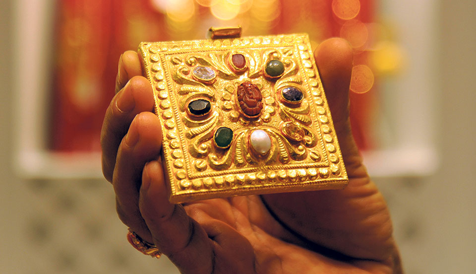 Gold price rises by Rs 800 per tola