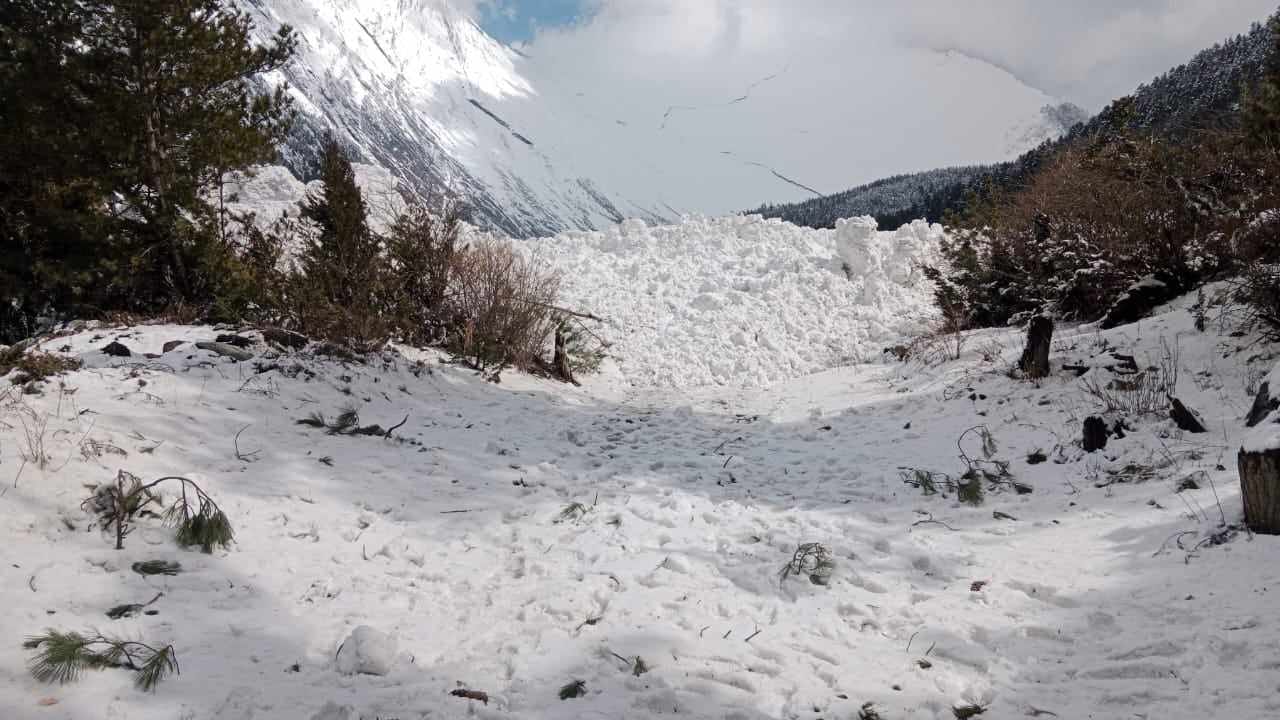 Avalanche in Manang