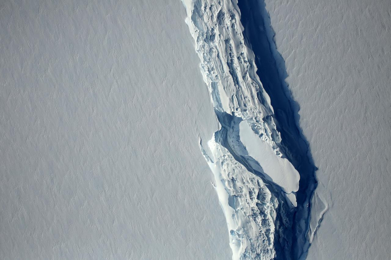 Giant iceberg breaks off Antarctica