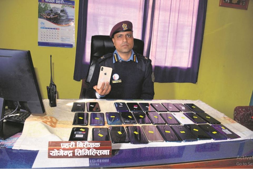 Police confiscate illegally-imported smartphones