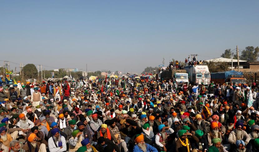 Thousands of protesting Indian farmers and police face-off at New Delhi border