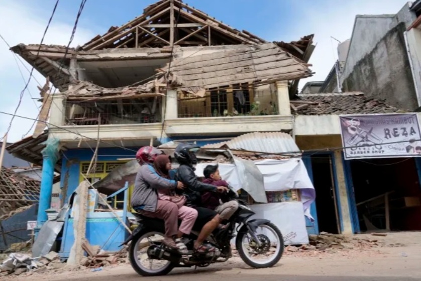 Indonesia rattled by 7.6 magnitude quake, tsunami warning lifted