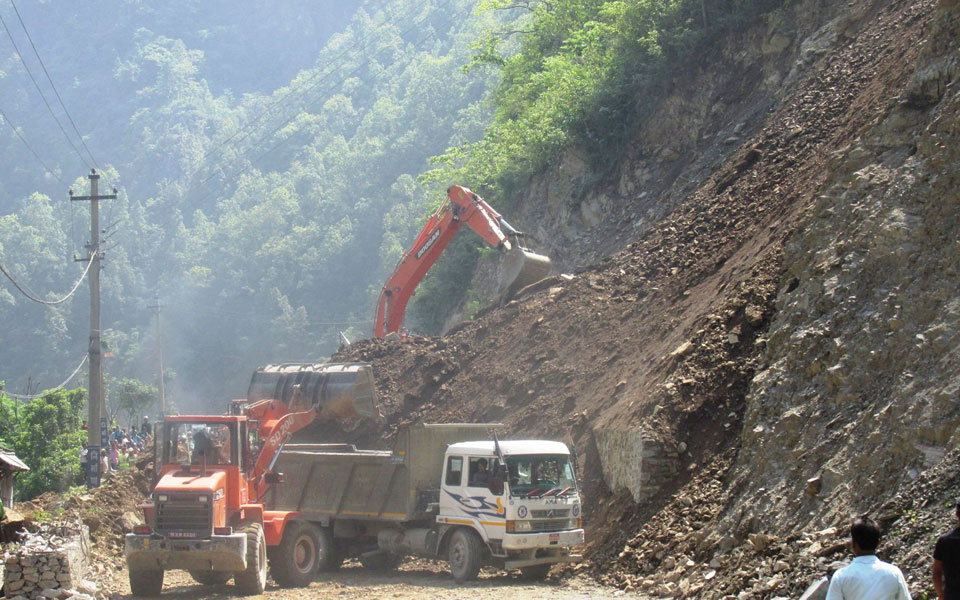 Vehicular movement along Narayanghat-Mugling road disrupted for second time this week due to landslides