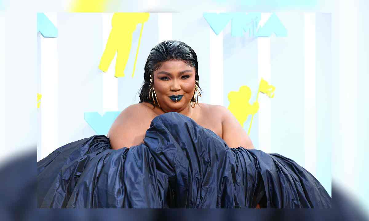 Lizzo Gets the Crowd ‘Ready’ by Performing a Pair of ‘Special’ Singles at the 2022 VMAs