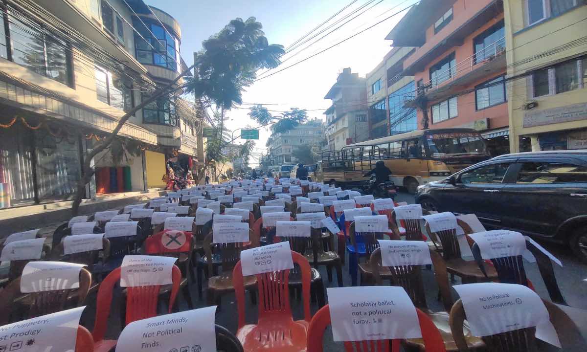 NSU organizes demonstration with 150 chairs on street of Baluwatar (With Pictures)